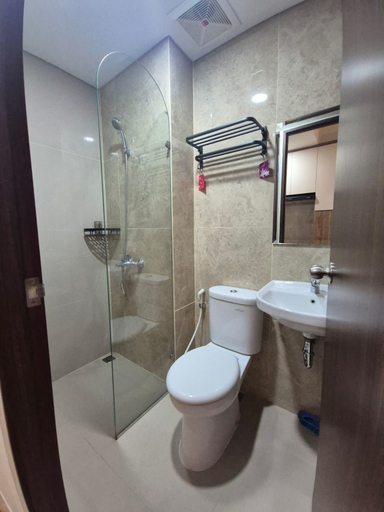 Bathroom 5, Apartemen Transpark Cibubur by Bestieroom, Depok