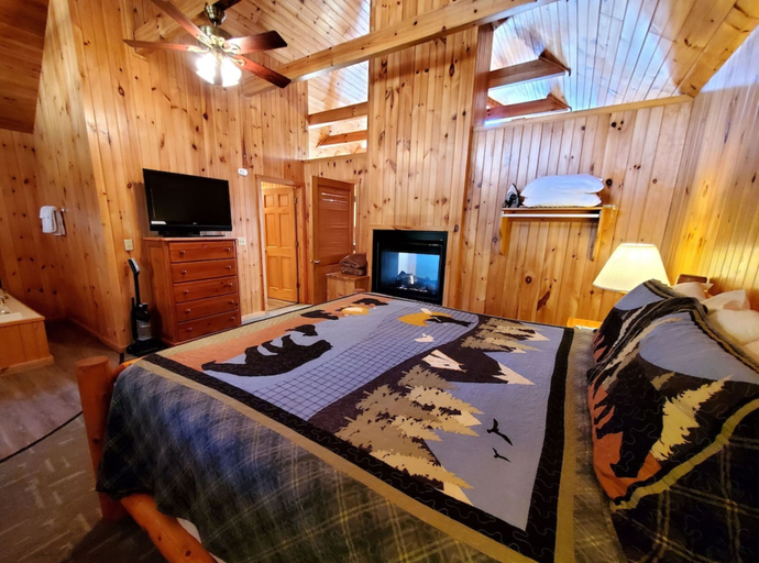 Room 5, Urban Escape - 1BR King Cabin, Sevier