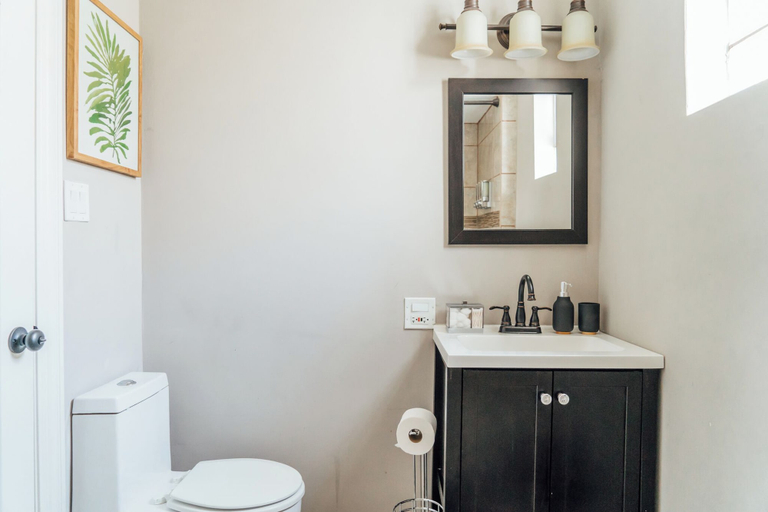 Bathroom 4, Homey 2BR - Central Charming, Cook