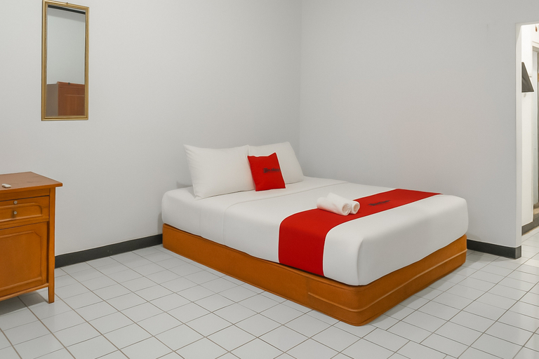 Bedroom 4, RedDoorz Syariah near Stadion Persikas Subang, Subang