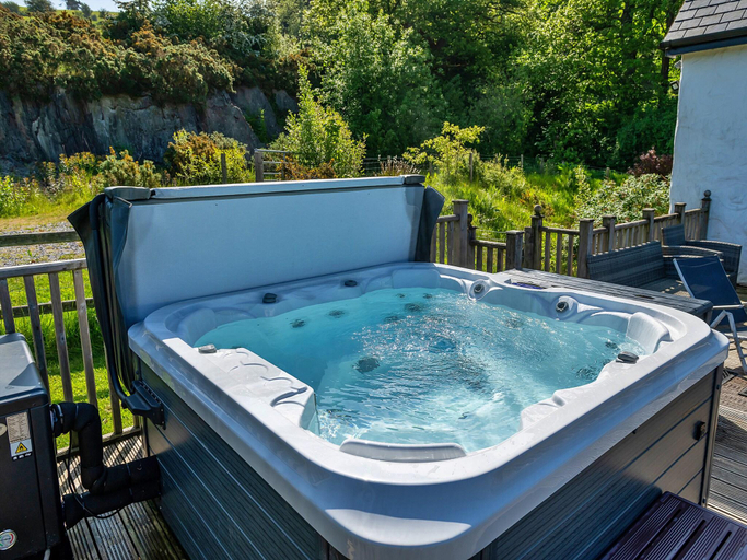 5, Cottage in Conwy with Hot Tub Mountain Views, Conwy