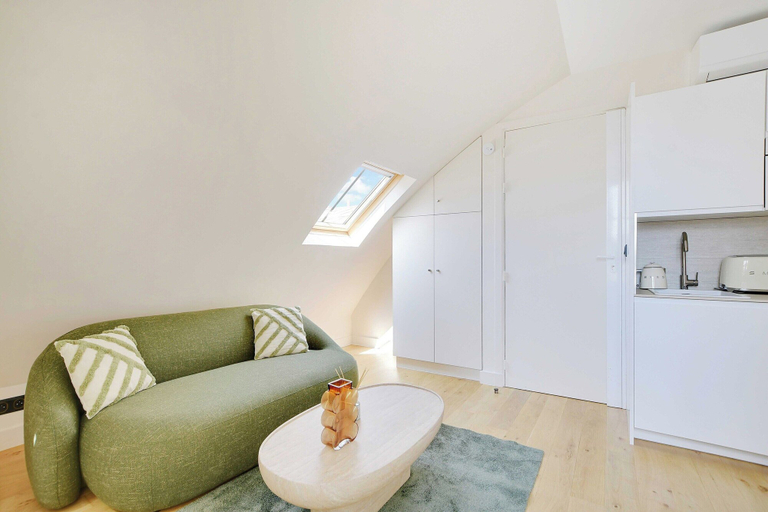 Living area 3, Apt a/c 1br/2p - Saint-lazare/les Champs Elysee, Paris