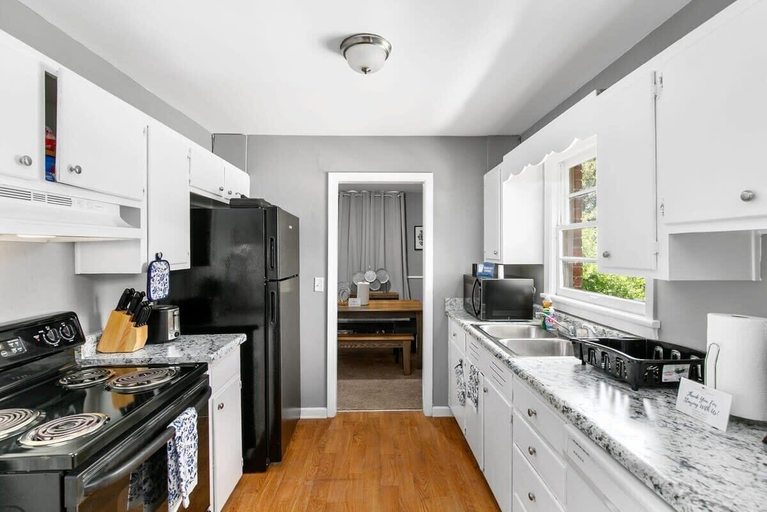 Private kitchen 3, Broadmoor Bungalow - Unit A, Jefferson