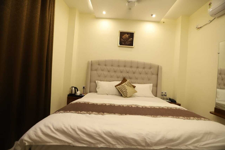 Room 5, Hotel R Raghavam, Faizabad