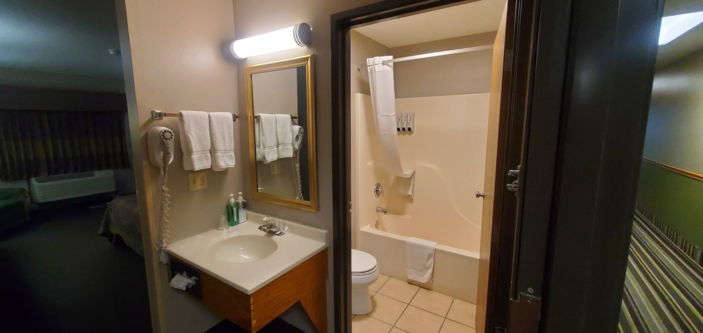 Bathroom 4, Lisbon Inn, Ransom