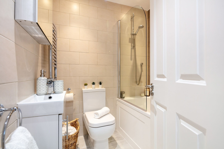 Bathroom 2, Chic 1BR Close to Buckingham Palace, London