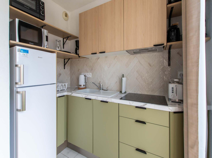 3, Modern Seaside Apartment, Gard