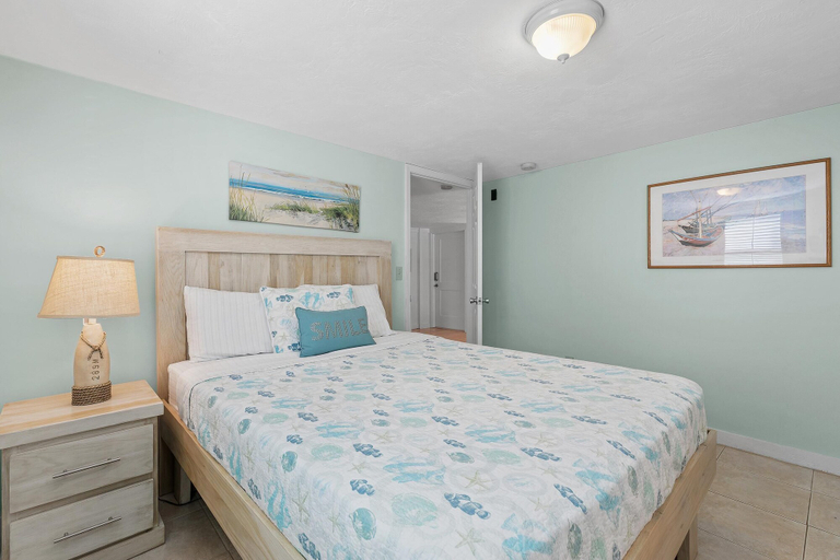 Room 5, Son and Sand, Volusia