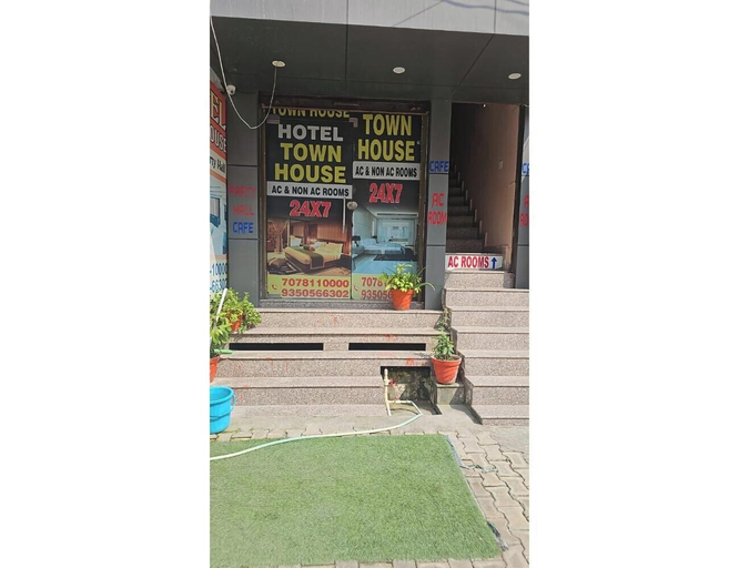 Front of property 3, Town house cafe and hotel, Kurukshetra