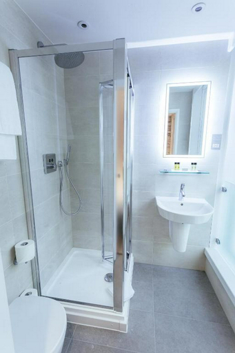 Bathroom 4, The Oliver Plaza Hotel, London