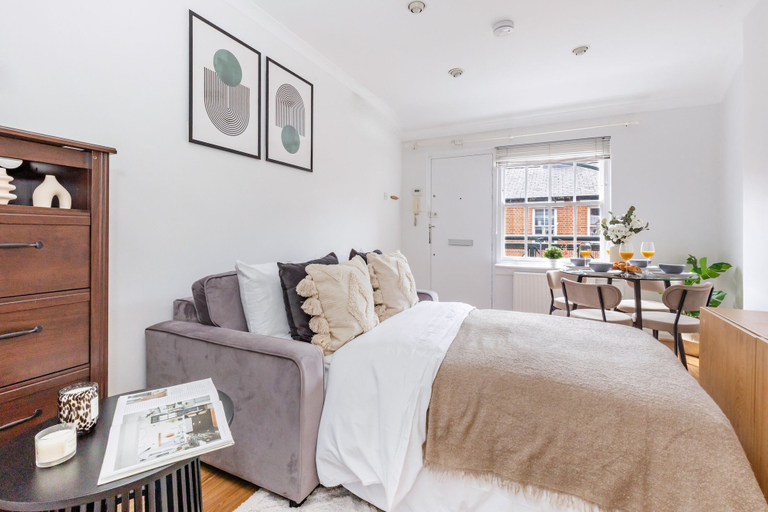 Living area 2, Cozy 1BR Apartment near Covent Garden, London