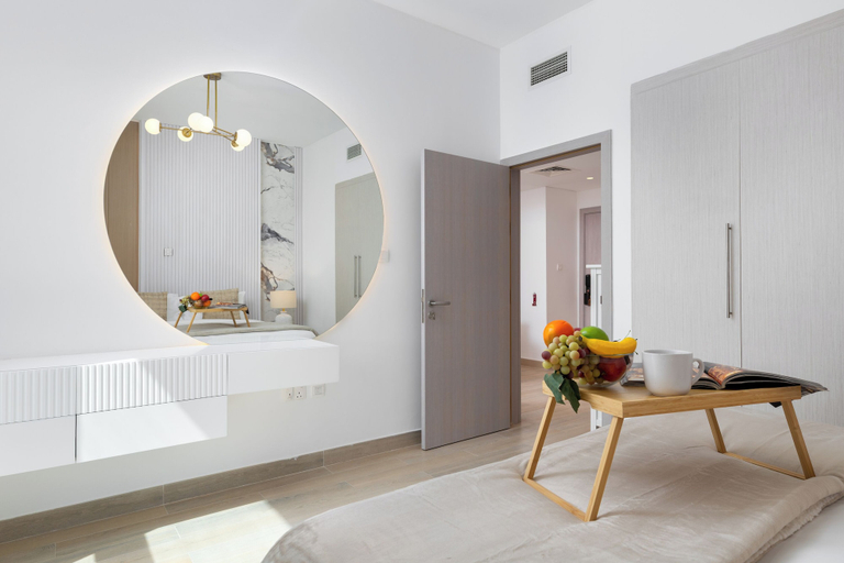 Room 5, Maison Privee - Sleek Yas Getaway w/ Ferrari World and Canal Views, Yas Island