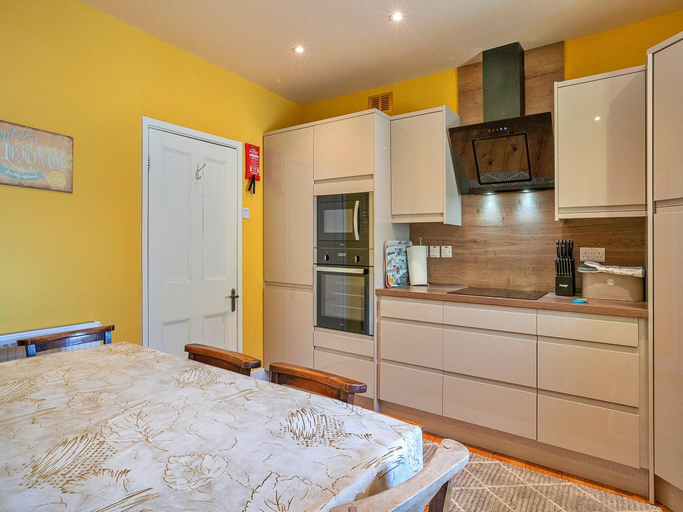 5, Apartment in Beaumaris with Snowdonia Views, Anglesey