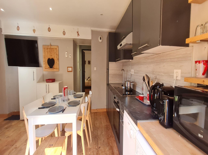 2, Alpine Apartment for 6 Guests, Isère