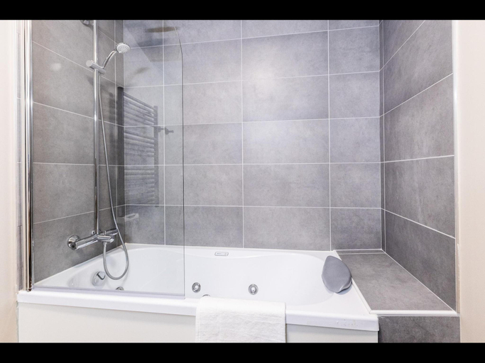 2, Apartment in France with Ski-inSki-out Access, Hautes-Alpes