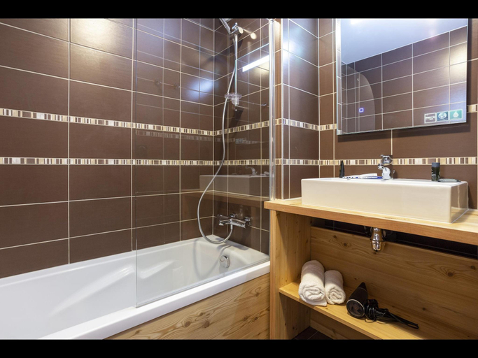 2, Charming Apartment with Pool in Tignes, Savoie
