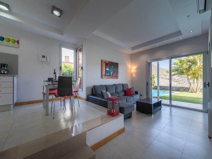 5, Villa in Maspalomas with Heated Pool  Golf Views, Las Palmas
