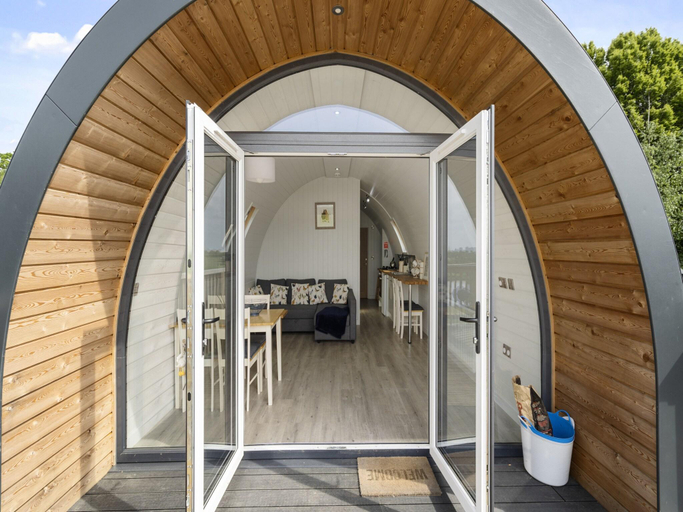2, Chalet in Hertford with Lakeview Hot Tub, Hertfordshire