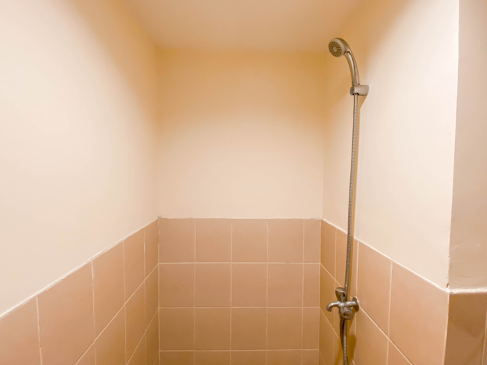 Bathroom 5, Standard 2BR at Podomoro Golf View Apartment By Travelio, Bogor