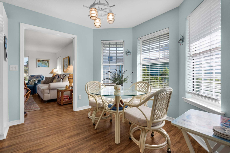 Dining 4, Leaning Palms, Escambia