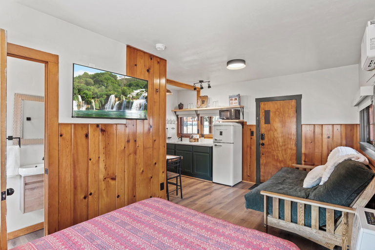 Living area 2, Timber Lodge Cabin 8, El Paso