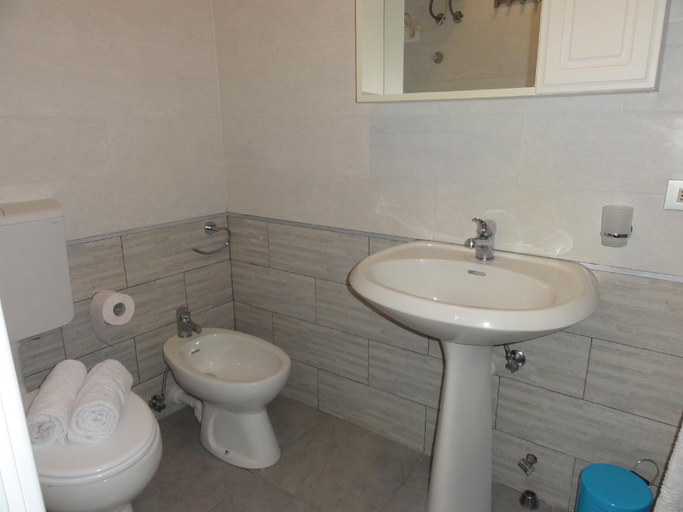 Bathroom 5, Central apartment in Bibione, Venezia