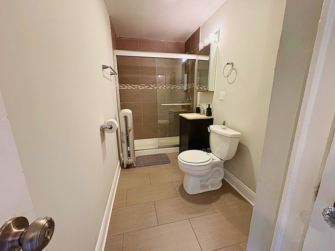 Bathroom 5, Furnished 1BR - Woodlawn 2W, Cook