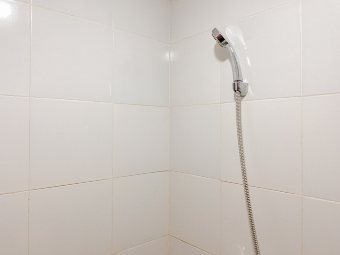 Bathroom 5, Basic Simple 1BR at Apartment Vittoria Residence By Travelio, Jakarta Barat