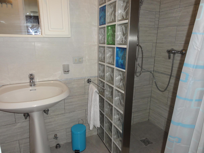 Bathroom 5, Central apartment in Bibione, Venezia