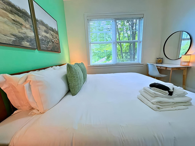 Room 4, Well-Equipped 2BR - Greenbay 301, Cook