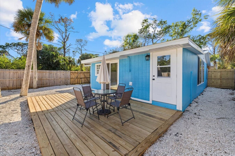 Outdoor dining, Coastal 2-Bedroom Home Minutes to Beach, Sarasota