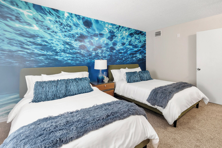 Room 5, Villa Valentino Luxury 8BR Villa & Pool, Pinellas