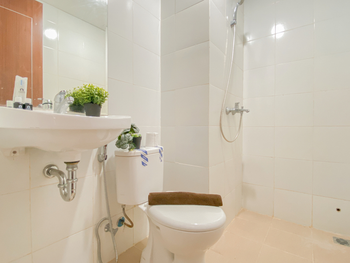 Bathroom 3, Basic 2BR near Bojong Indah Station at Vittoria Residence Apartment By Travelio, West Jakarta