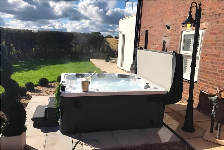 Bathroom 5, Stunning views, Hot tub, 5 mins to Chester, Cheshire West and Chester