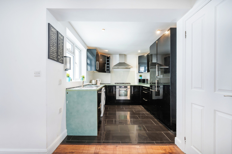 Private kitchen 4, 2 Bedroom flat in Putney by the river, London