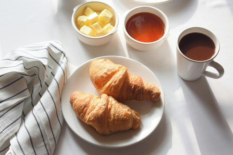 Breakfast meal, Mustard Hostel, Côte-d'Or