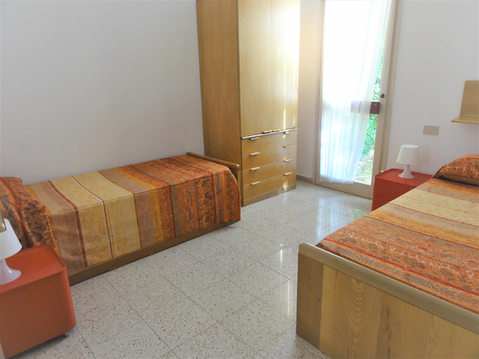 Bedroom 2, Bibione Pineda villa with garden and BBQ, Venezia