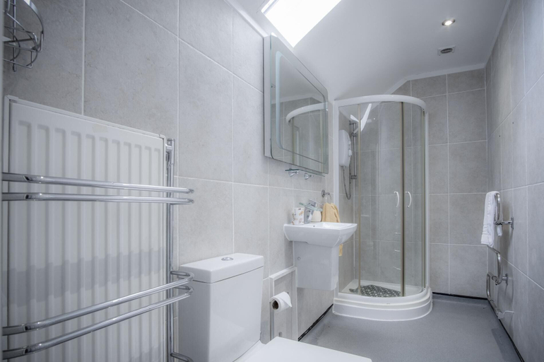 Bathroom 3, Fletcher Coach House - 3 Bedroom Cottage - Pendine, Carmarthenshire