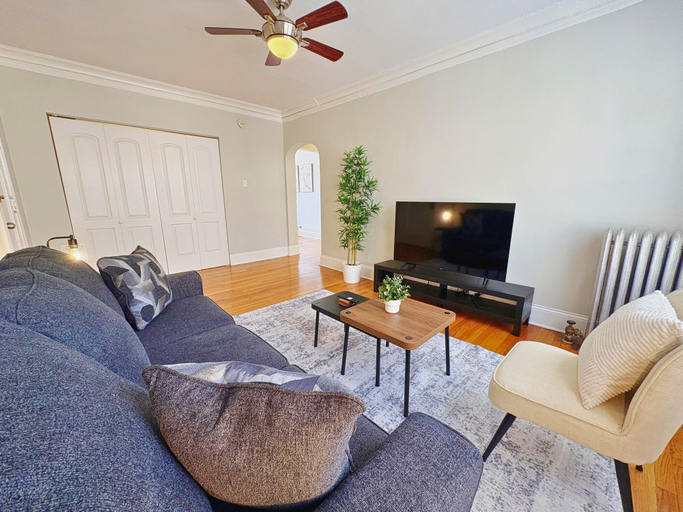 Living area 3, Furnished 1BR - Woodlawn 2W, Cook