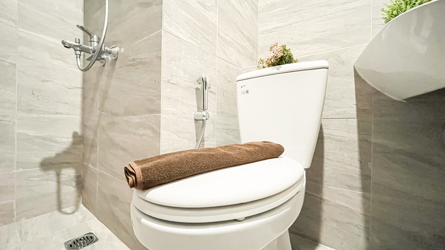 Bathroom 5, Basic Brown Accent 1BR Apartment Collins Boulevard By Travelio, Tangerang