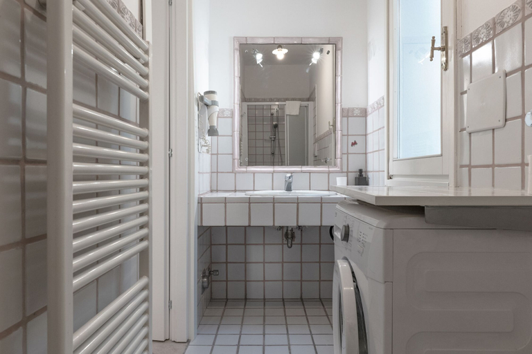 Bathroom 5, Turati Apartments, Bologna