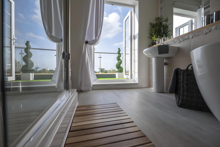Bedroom 3, Stunning views, Hot tub, 5 mins to Chester, Cheshire West and Chester