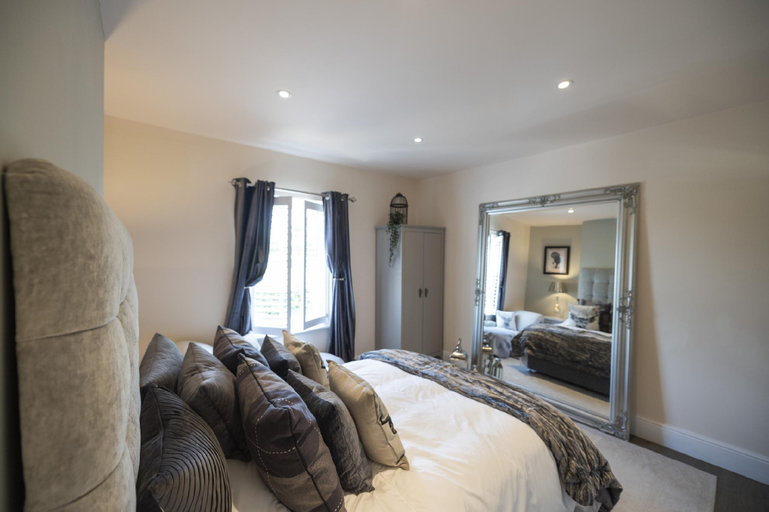Bedroom 2, Stunning views, Hot tub, 5 mins to Chester, Cheshire West and Chester