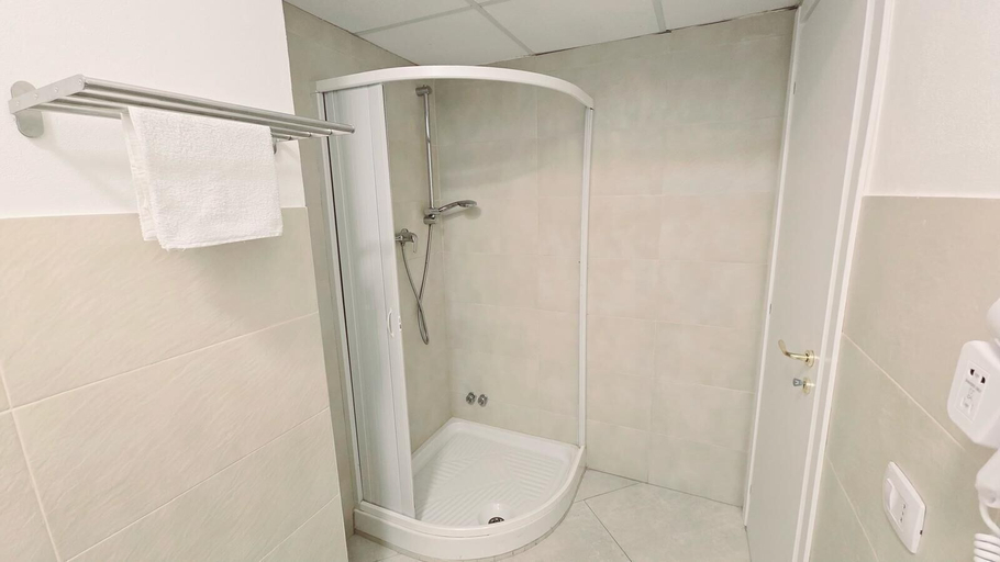 Bathroom 5, Hotel paradiso, Cosenza