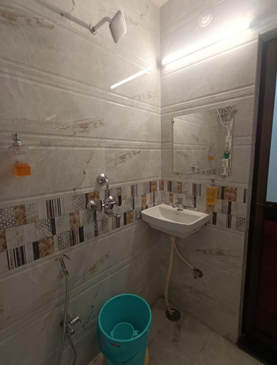 Bathroom 5, Kashi Vandanam Homestay, Varanasi