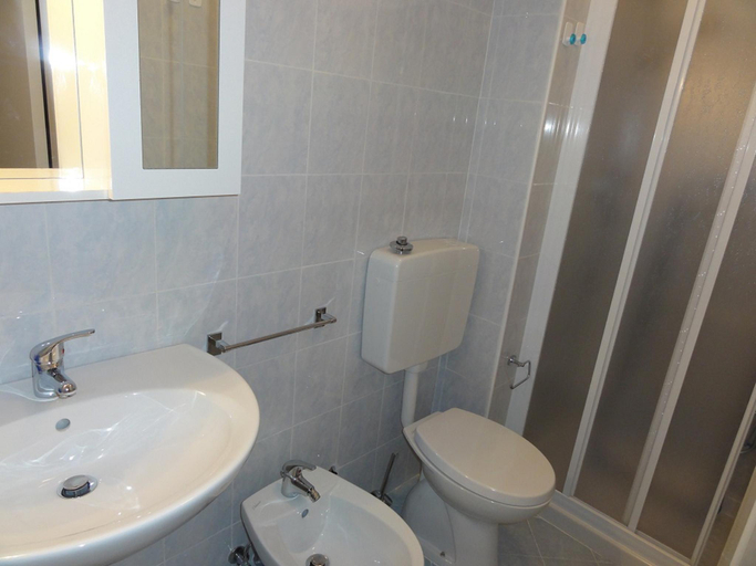 Bathroom 3, Flat in a Modern Coastal Building, Venezia