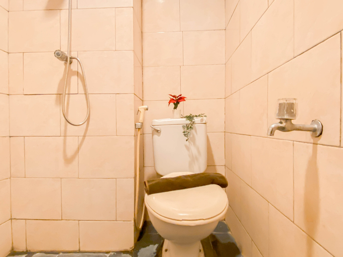 Bathroom 5, Basic Studio Apartment at Margonda Residence 1 By Travelio, Depok