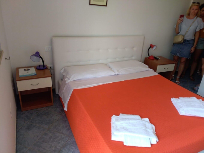 Room 5, Exclusive Flats inside 4 Stars Resort, Salerno