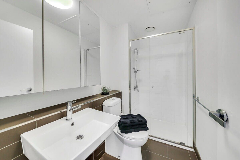 Bathroom, Comfy 2BR Apt Near Southern Cross With City Views, Melbourne