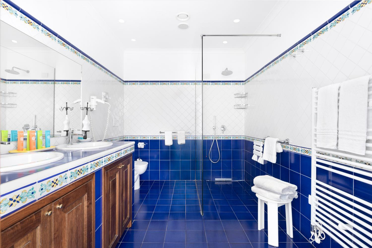 Bathroom 5, Hotel La Tonnarella, Napoli